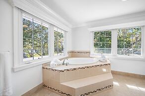 Exquisite Bayview Villa With Pool and Games!