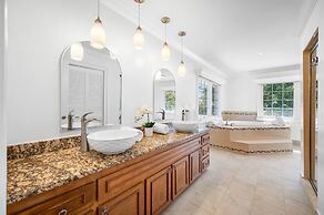 Exquisite Bayview Villa With Pool and Games!