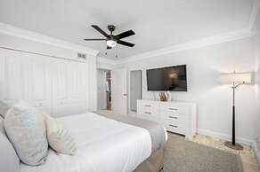 Exquisite Bayview Villa With Pool and Games!