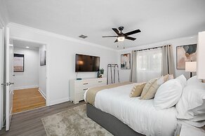 Exquisite Bayview Villa With Pool and Games!