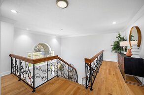 Exquisite Bayview Villa With Pool and Games!