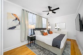 Exquisite Bayview Villa With Pool and Games!