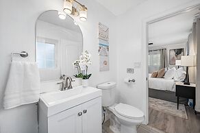 Exquisite Bayview Villa With Pool and Games!