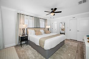 Exquisite Bayview Villa With Pool and Games!