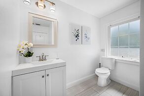 Exquisite Bayview Villa With Pool and Games!