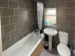 2-bed Apartment - Sleeps 4 - Street Parking - Wifi