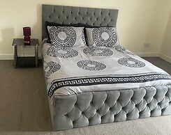 2-bed Apartment - Sleeps 4 - Street Parking - Wifi