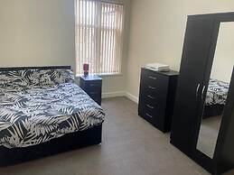 2-bed Apartment - Sleeps 4 - Street Parking - Wifi