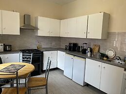 2-bed Apartment - Sleeps 4 - Street Parking - Wifi