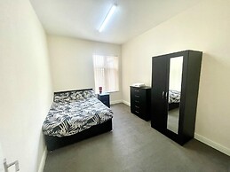 2-bed Apartment - Sleeps 4 - Street Parking - Wifi