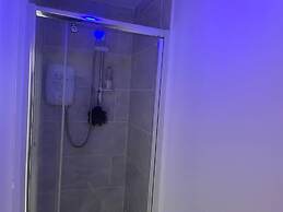 2-bed Apartment - Sleeps 4 - Street Parking - Wifi