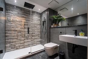 Stunning Modern City Centre Apartment Retreat