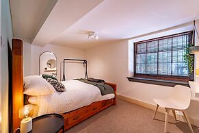 Stunning Modern City Centre Apartment Retreat