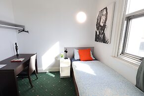 Wallaby Backpackers Hostel Perth - note - Valid passport required to c