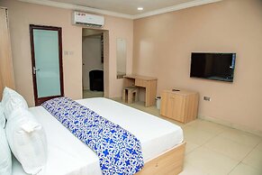 Everland Hotel and Suites