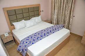 Everland Hotel and Suites