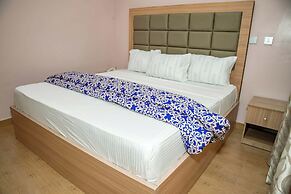 Everland Hotel and Suites