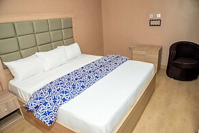 Everland Hotel and Suites