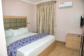 Everland Hotel and Suites