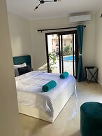 Chic Stylish Spacious Apt Poolside, Smarttv & Wifi