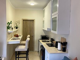 Chic Stylish Spacious Apt Poolside, Smarttv & Wifi