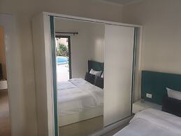 Chic Stylish Spacious Apt Poolside, Smarttv & Wifi