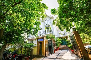 FabHotel Exotica Galleria Market