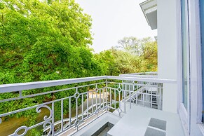 FabHotel Exotica Galleria Market