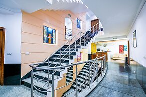 FabHotel Exotica Galleria Market