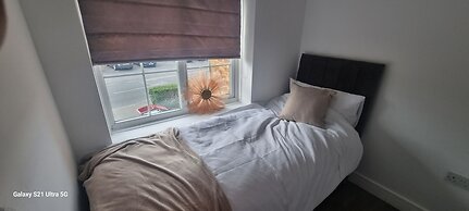 Modern 3bed House in Slough