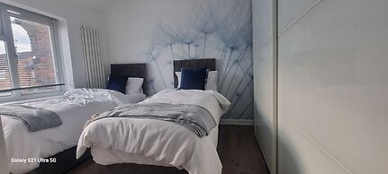 Modern 3bed House in Slough