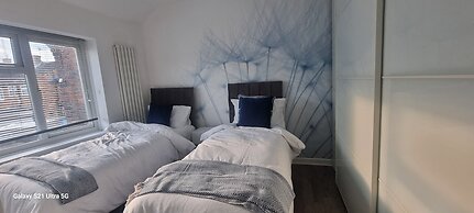 Modern 3bed House in Slough