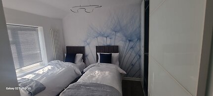 Modern 3bed House in Slough