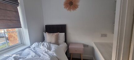 Modern 3bed House in Slough