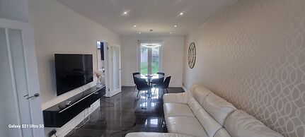 Modern 3bed House in Slough