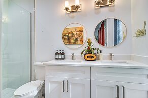 Modern Tampa Townhome Near Midtown, WFH Friendly!