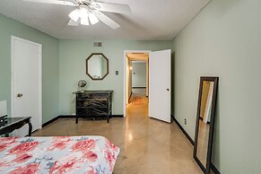 3 Mi to Dtwn Dallas: Condo w/ Walkable Location!