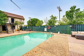 3 Mi to Dtwn Dallas: Condo w/ Walkable Location!