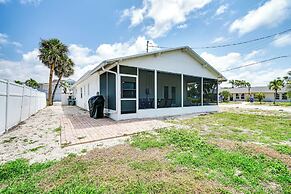 1 Block to Shore: Fort Myers Beach Retreat