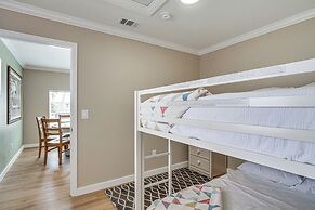 1 Block to Shore: Fort Myers Beach Retreat