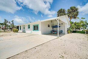 1 Block to Shore: Fort Myers Beach Retreat