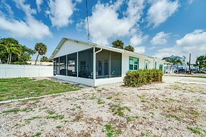 1 Block to Shore: Fort Myers Beach Retreat