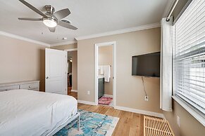 1 Block to Shore: Fort Myers Beach Retreat