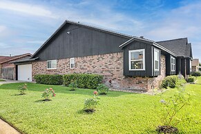 Galveston Group Getaway ~ 2 Blocks to Beach!