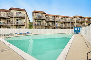 Ocean City Condo w/ Pool Access: Walk to Beach!