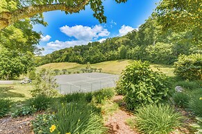 Mountain Time Cashiers Condo w/ Deck & Views!