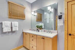 Mountain Time Cashiers Condo w/ Deck & Views!