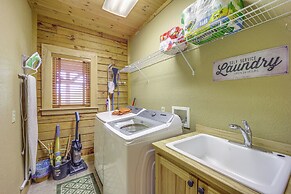 4 Mi to Grandfather Mountain: Cabin in Newland!