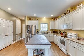 Pet-friendly Pensacola Home ~ 2 Mi to Bruce Beach!