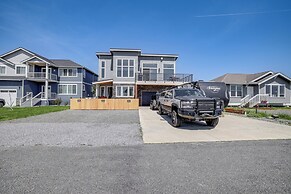 Sleek Ferndale Home w/ Ocean & Mountain Views!
